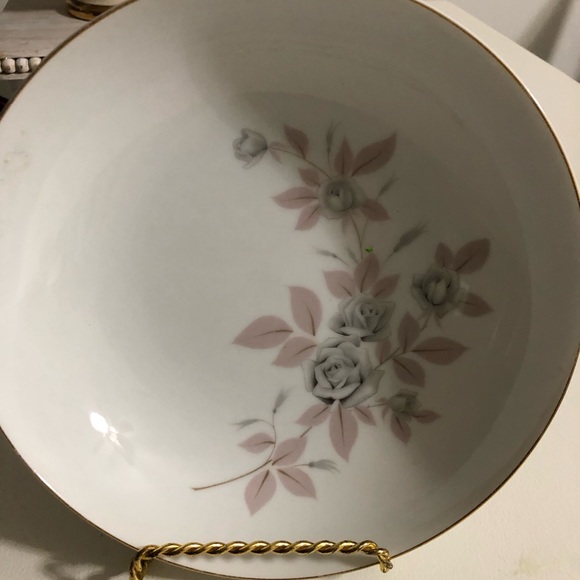 Mikasa Rosecrest 9” Round Vegetable Bowl - Picture 4 of 8